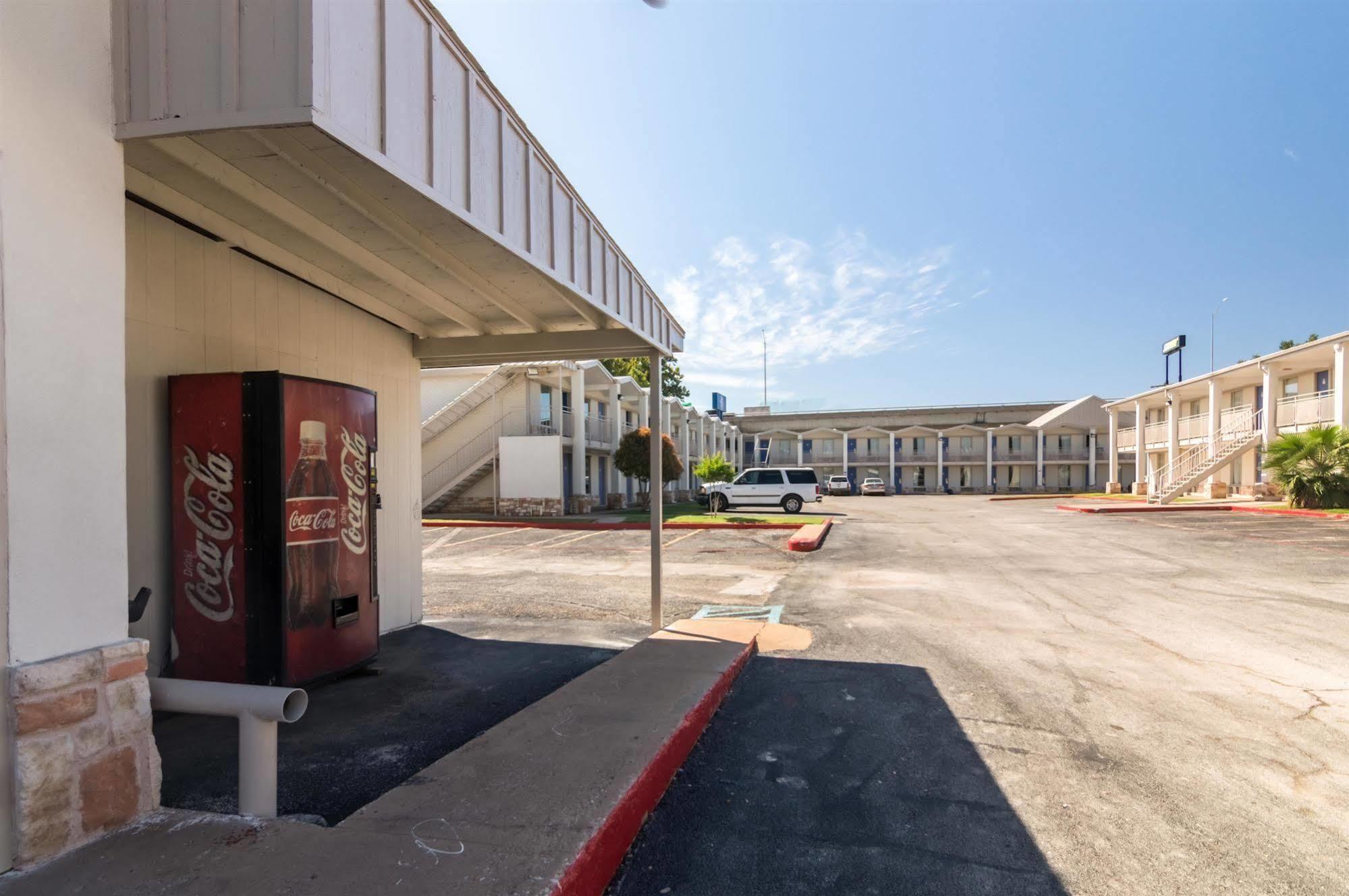 Delux Inn Wichita Falls Buitenkant foto